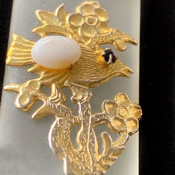 Vtg  Hobe’ crystal camphor glass opal bird pendant faux Ruby goldtone rectangle - Picture 2 of 5